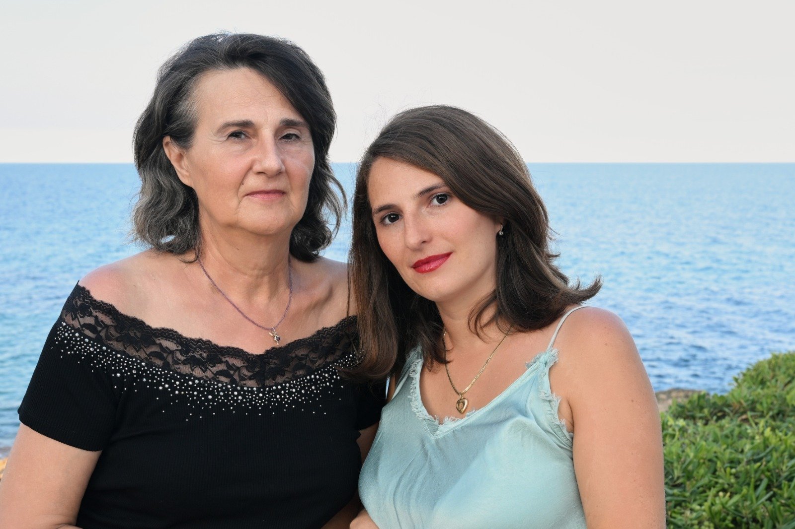 Camelia y Laura, with the sea in the background